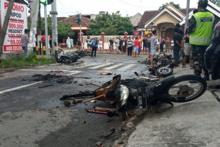 Suporter Persebaya dan Arema bentrok di Blitar, sejumlah sepeda motor dibakar (Video)
