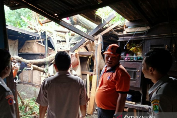 Angin puting beliung rusak puluhan rumah di Karawang