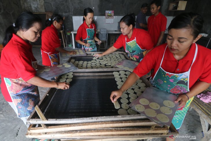 Perajin kerupuk singkong terkendala bahan