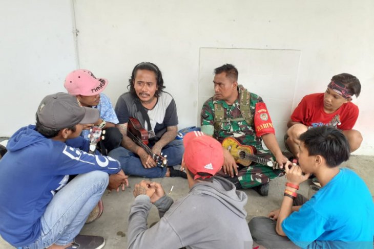 Aparat TNI berikan pembinaan kepada para pengamen di Serang