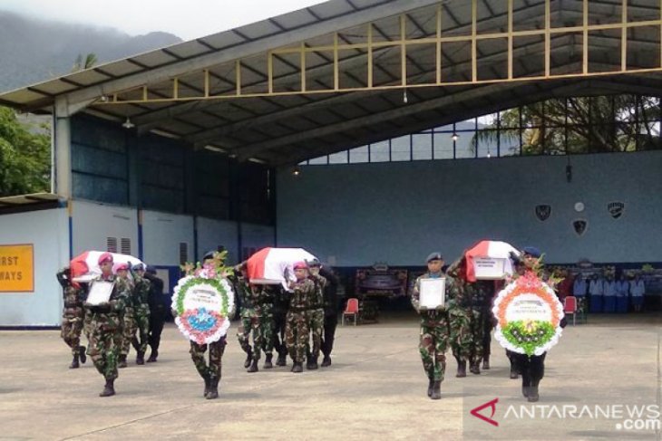 Jenazah seorang prajurit TNI kecelakaan Helikopter MI-17 disemayamkan Yonif 725/Woroagi