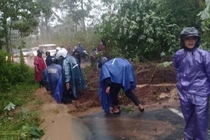 Empat titik longsor terjadi di Kabupaten Magelang