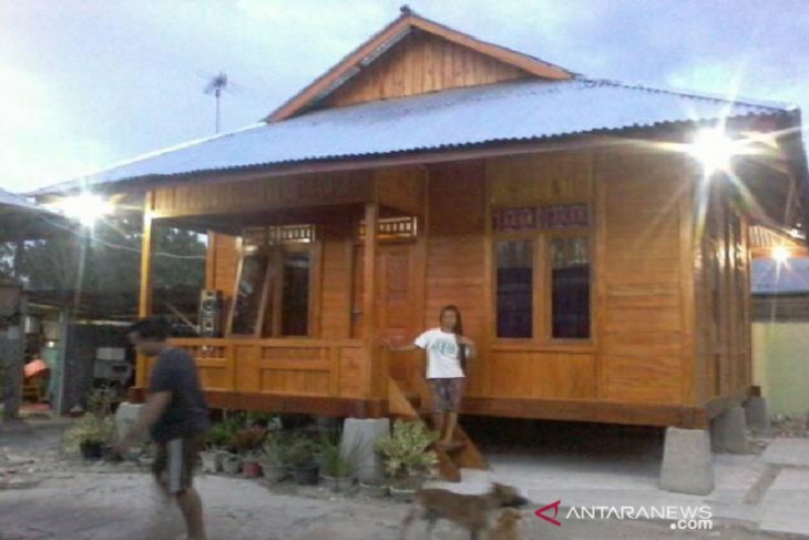 Korban gempa kembali tersenyum karena sudah kembali miliki rumah