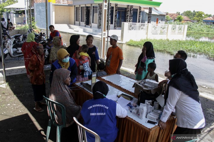 Pemeriksaan kesehatan korban banjir