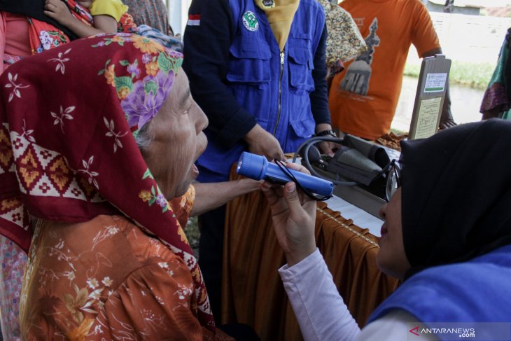 Pemeriksaan kesehatan korban banjir