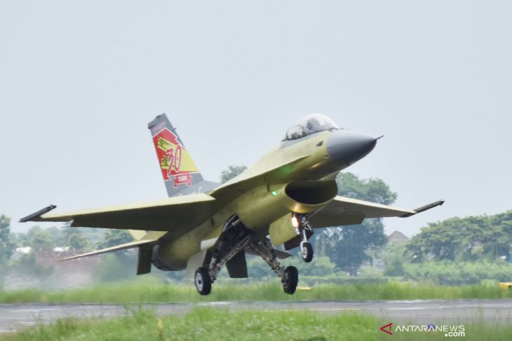 Uji terbang pesawat tempur F-16