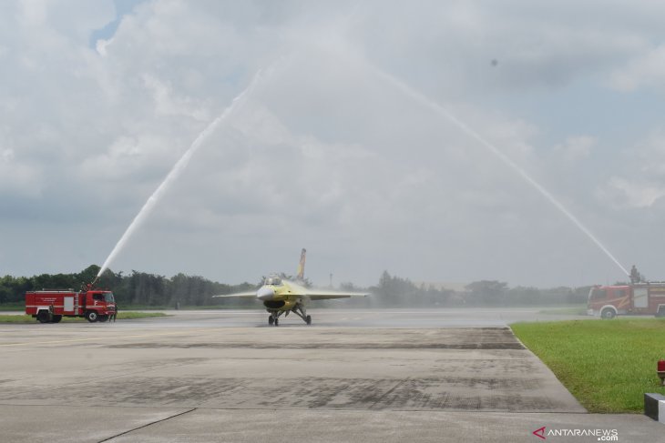 Uji terbang pesawat tempur F-16