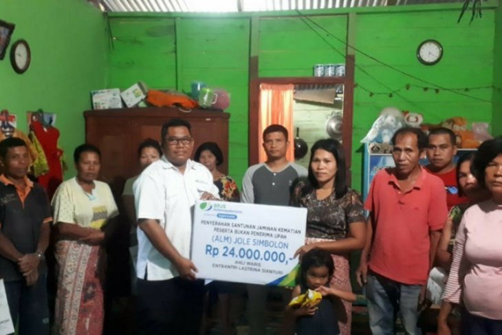 BPJS Ketenagakerjaan KCP Humbang Hasundutan serahkan santunan kematian