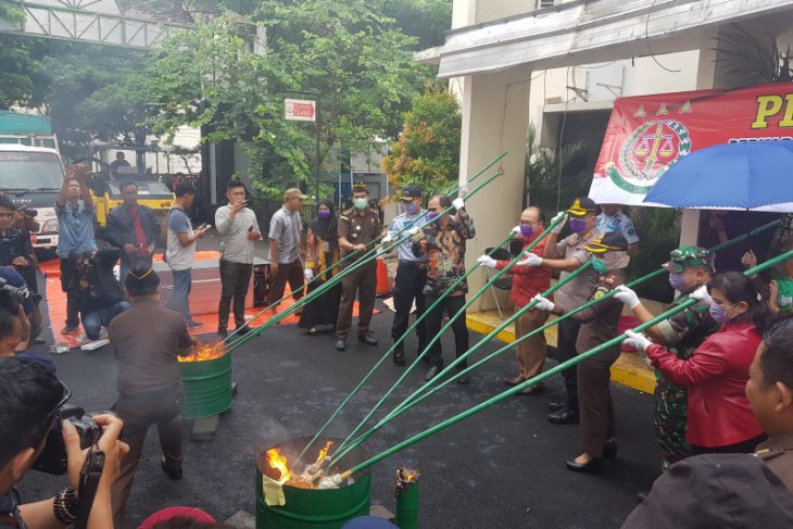 Kejaksaan Bekasi musnahkan ribuan barang bukti hasil kejahatan tahun 2019