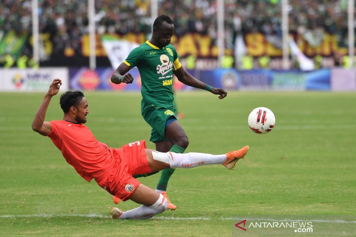 Pemain Persebaya Makan Konate hilangkan bosan dengan latihan antar-apartemen