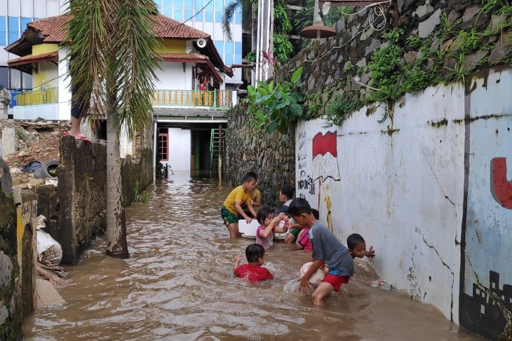 Flooding hits some 100 homes in East Jakarta's Cawang