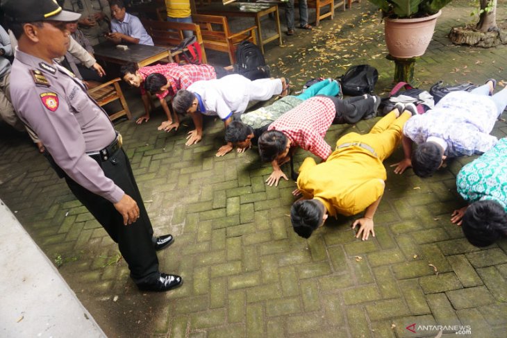 Razia pelajar bolos sekolah di Tulungagung