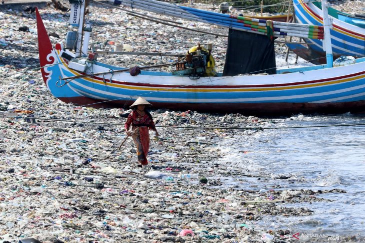 Sampah di pantai sampangan muncar