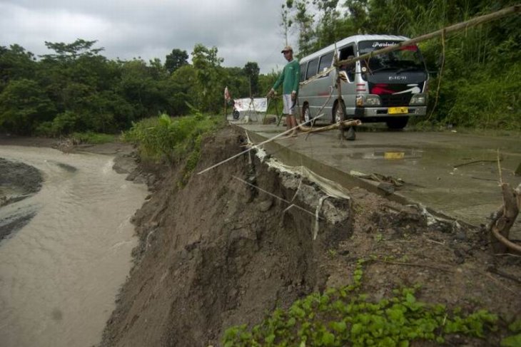 Bahu jalan longsor