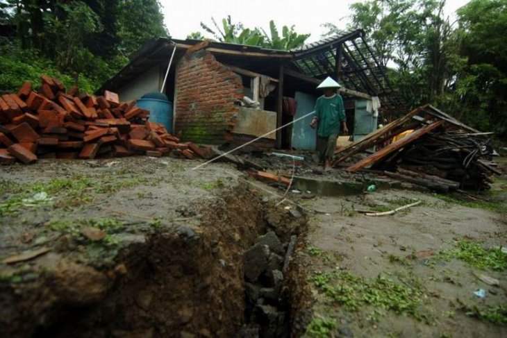 Dampak tanah bergerak