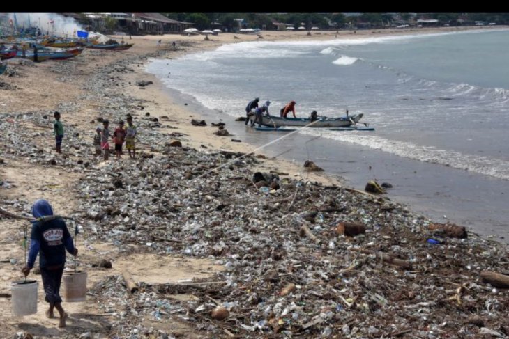 Sampah terdampar di Pantai Kedonganan