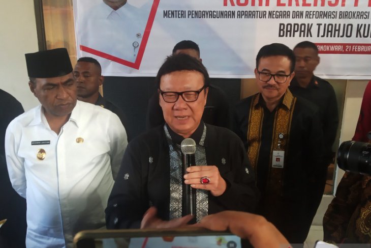 Menpan-RB ajak ASN dan mahasiswa Manokwari lebih tegas lawan radikalisme