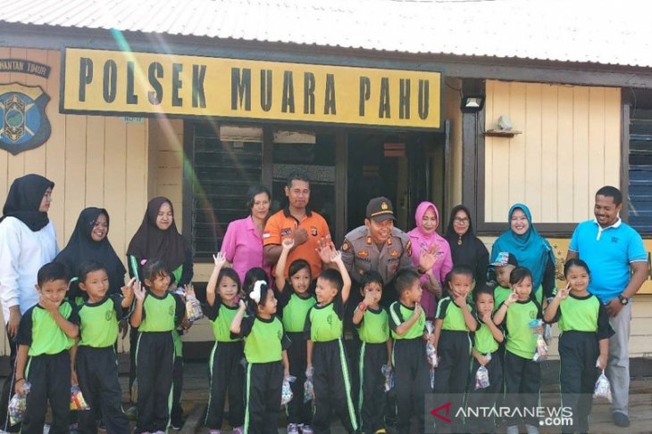 Polsek Muara Pahu ajak anak TK kenal akrab polisi