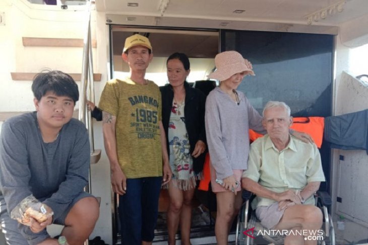 Vessel carrying five foreign nationals stranded on Bengkalis Island