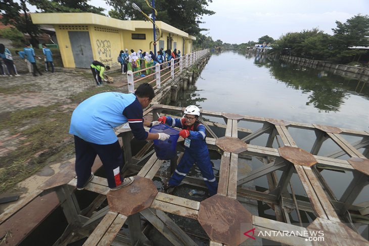 Aksi bersih sungai Cimanuk 