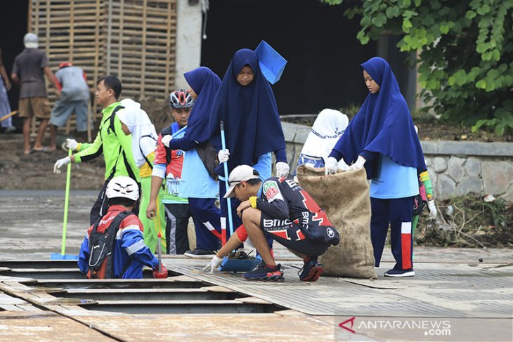 Aksi bersih sungai Cimanuk 