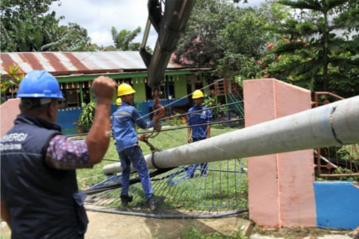 Diterpa angin kencang, hujan lebat di Kendari