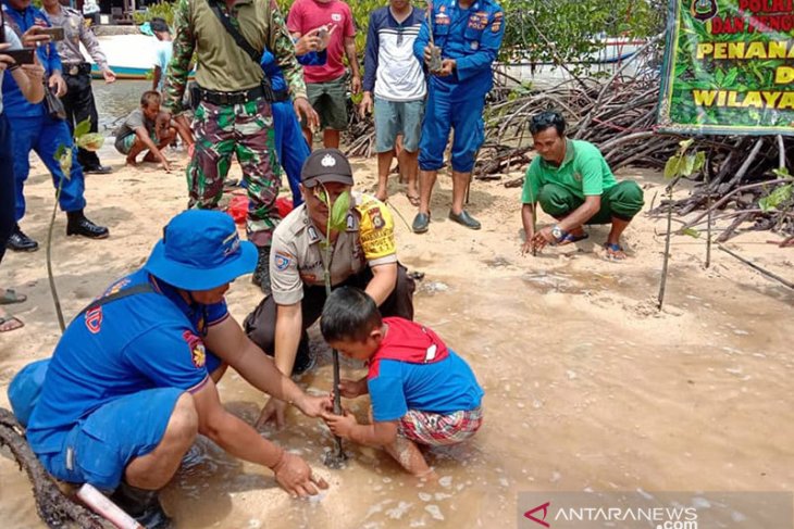 Polres Klungkung tanam mangrove di Pantai Lembongan
