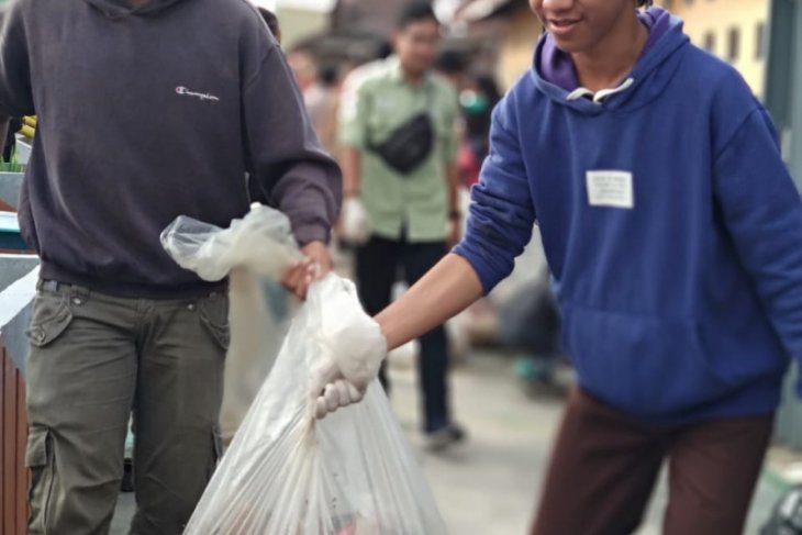 Komunitas peduli lingkungan bersihkan sampah di Sungai Kapuas Pontianak