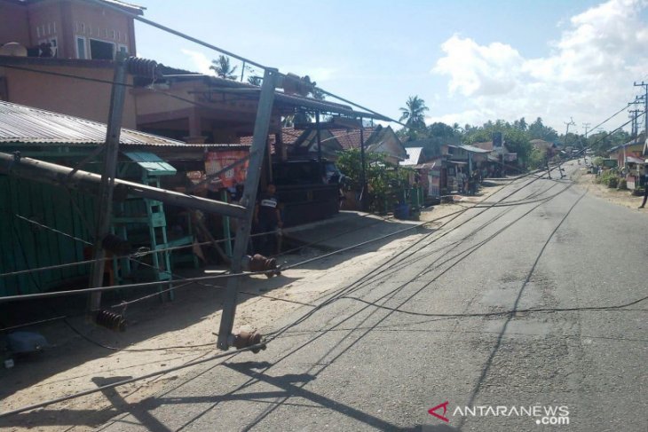 Dihantam puting beliung, tiga tiang PLN tumbang menutupi Jalan Nasional di Tapsel