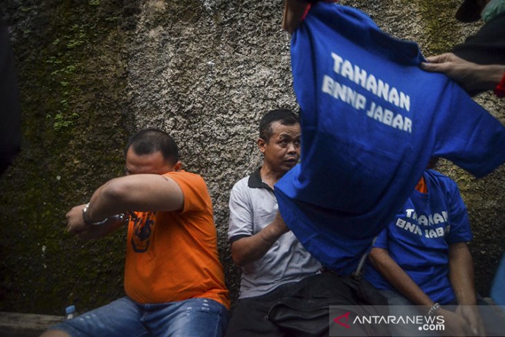 Penggerebekan rumah terduga pabrik narkoba 