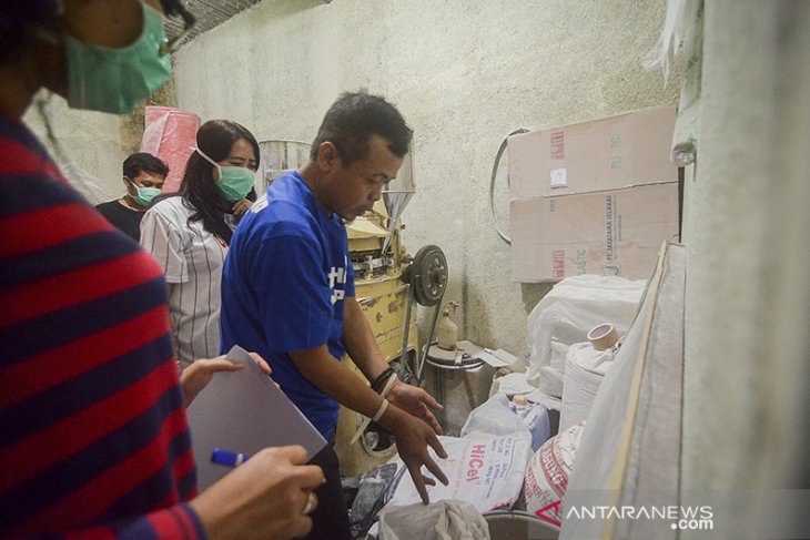 Penggerebekan rumah terduga pabrik narkoba 