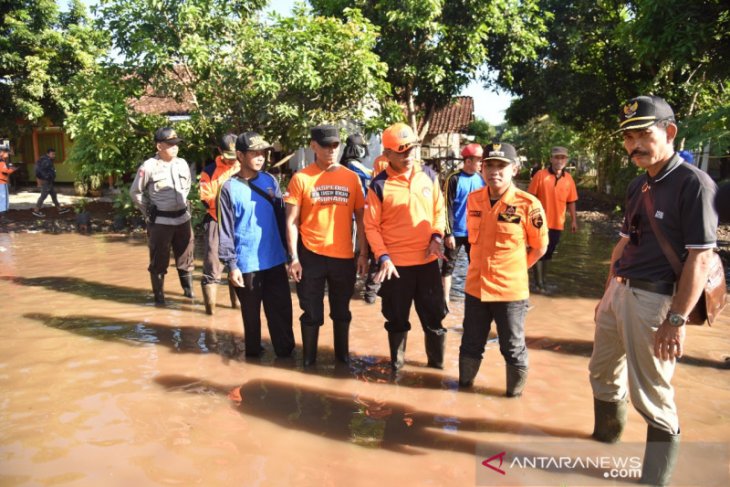 Pemkab Lumajang Perbaiki Tanggul Jebol Akibatkan Banjir - ANTARA News ...