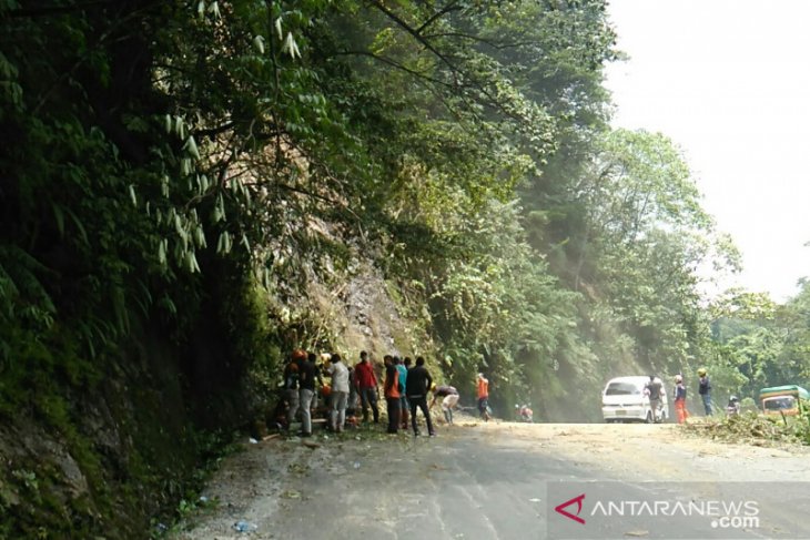 Sempat tertutup longsor, kini jalur Bukittinggi-Padang sudah dapat dilalui