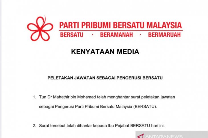 Selain mundur sebagai Perdana Menteri Malaysia, Mahathir juga mundur sebagai Ketua Partai Bersatu