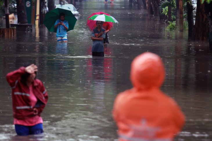 Hujan lebat sebabkan banjir di 13 titik di Kota Tangerang Banten