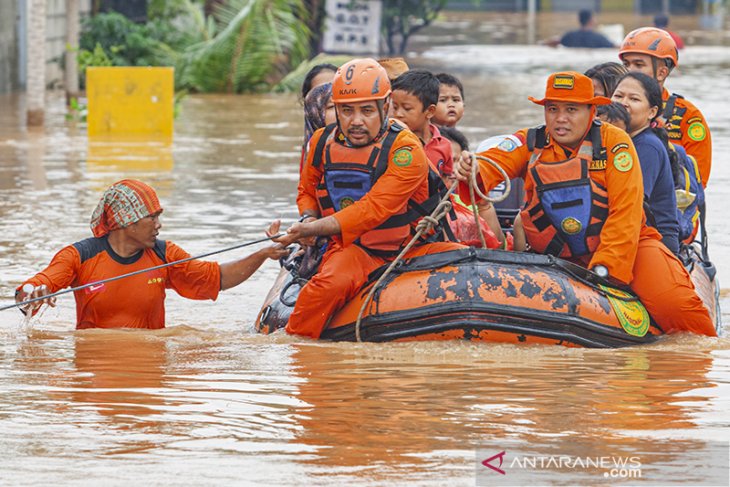 Evakuasi korban banjir di Karawang 