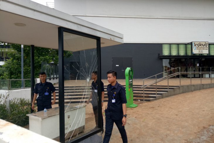 Pasca didemo massa, Mall AEON tutup dan dijaga polisi