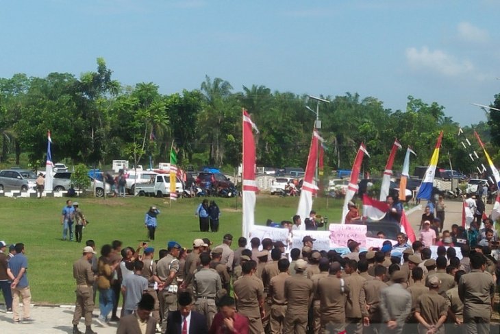 Puluhan orang datangi kantor Bupati Mukomuko