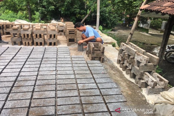Produksi batu bata di Boyolali musim hujan turun