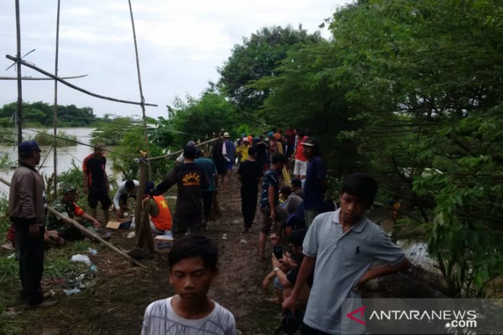 Tanggul Citarum bocor, warga Karawang gotong-royong menambal