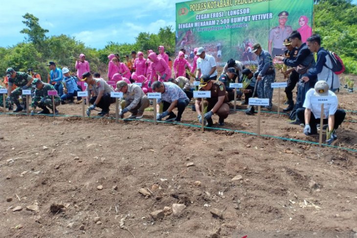 Kotabaru jointly plant vetiver grass, to prevent erosion and landslide