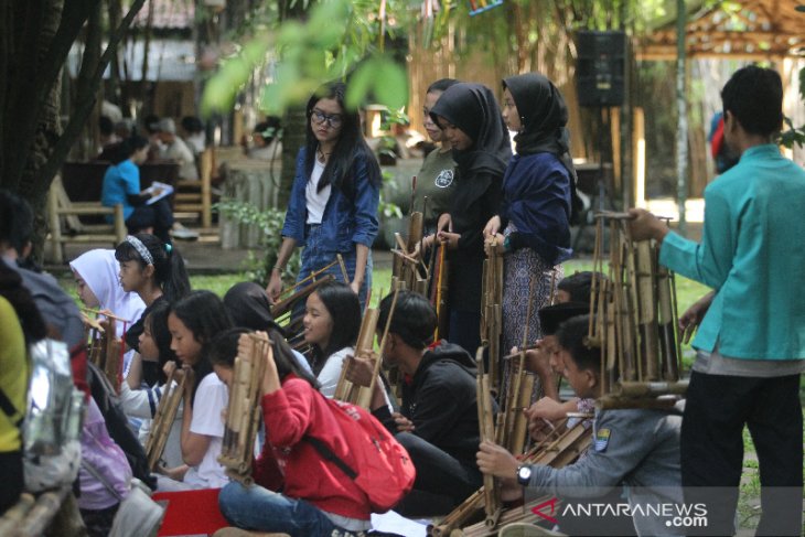 Pertunjukkan Angklung Edukasi