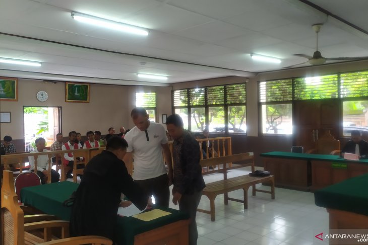 Warga Rusia diadili di Denpasarkarena bawa ratusan hashish