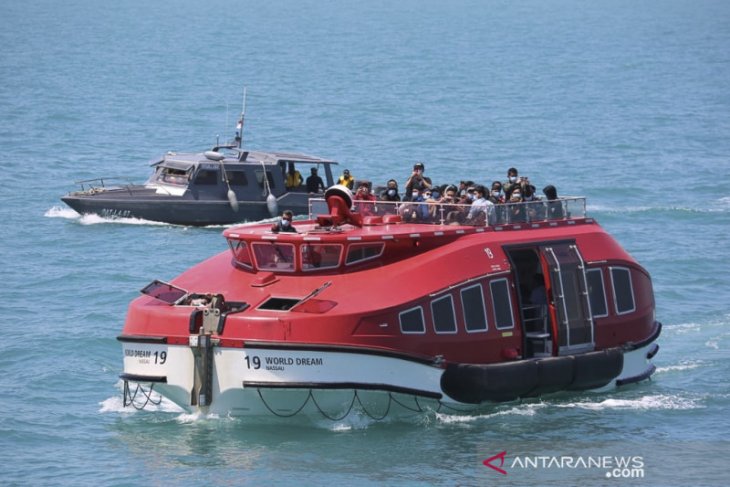 TNI AL fasilitasi evakuasi 188 WNI dari Kapal World Dream di Perairan Selat Durian
