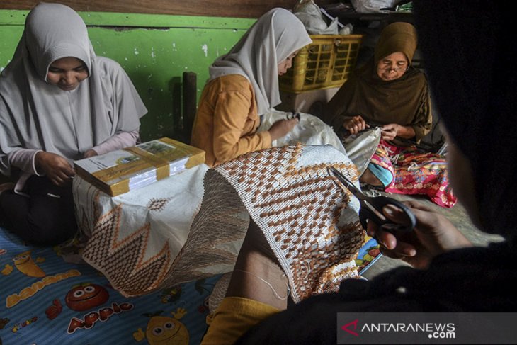 PRODUKSI TENUN SUTERA TRADISIONAL