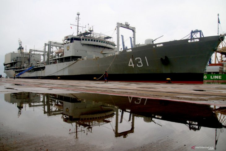 Kapal angkatan laut Iran terbakar di muara Teluk Oman