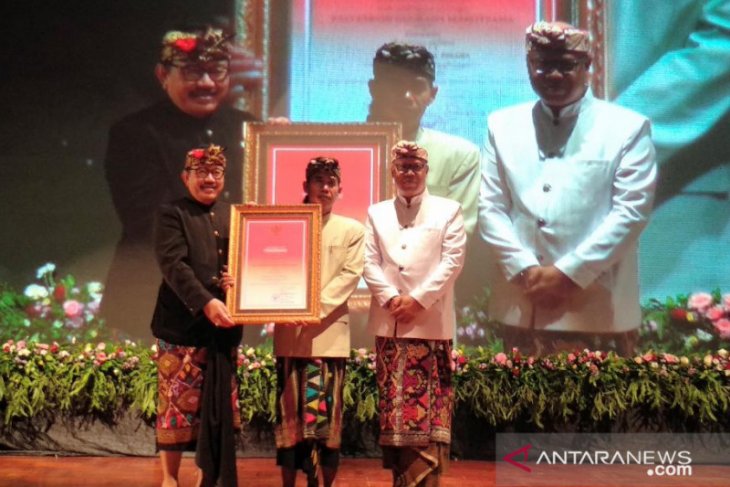 Sastrawan Ida Bagus Sunu Pidada dianugerahi