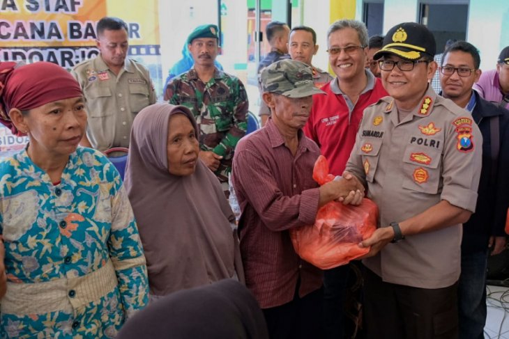 Polresta Sidoarjo salurkan 1.200 paket bahan pokok kepada korban banjir