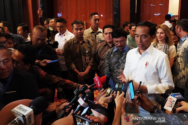 Presiden Jokowi mengaku banyak ditawari obat penggemuk badan