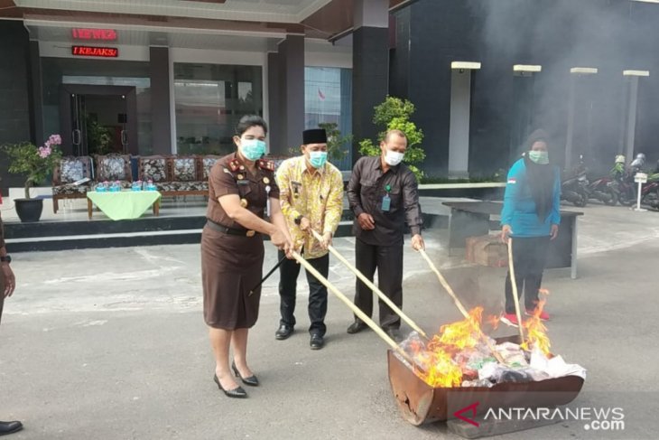 Kejari Rejang Lebong musnahkan puluhan barang bukti tindak kejahatan